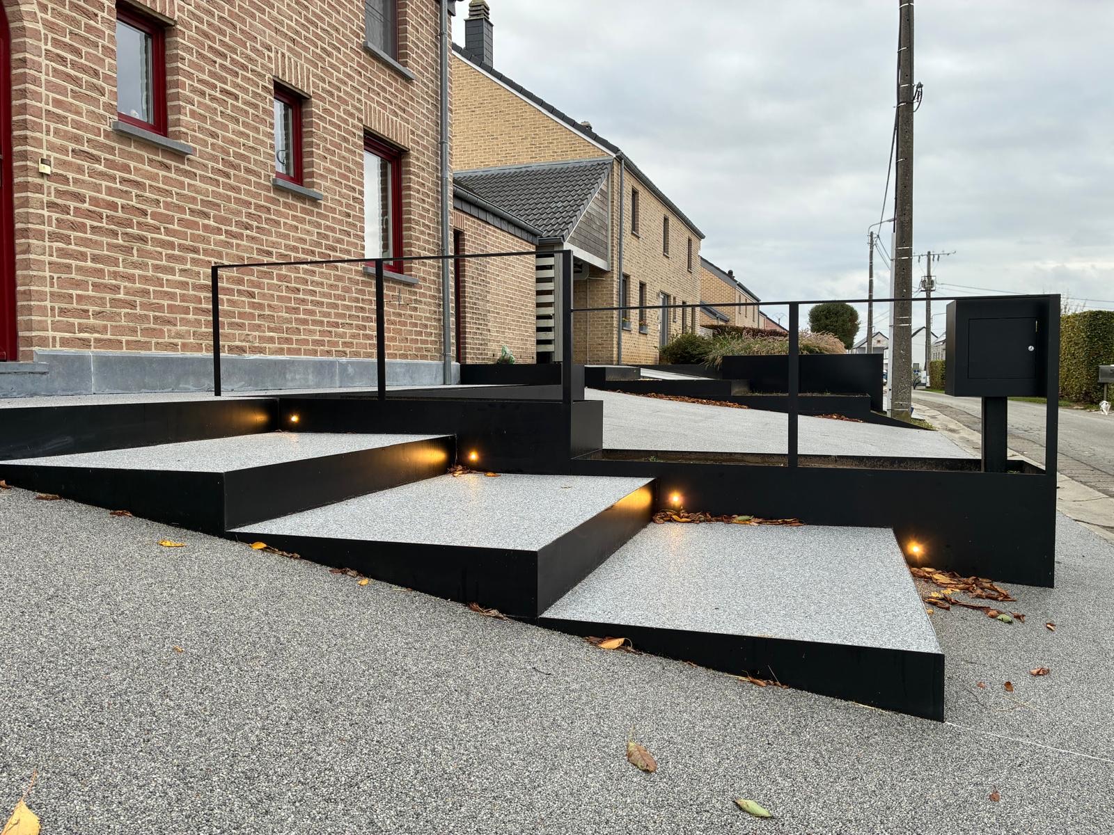 Escalier en tapis de pierre avec contremarches en acier noir et éclairage LED